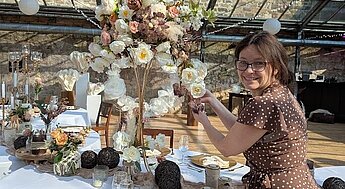 Priceless Moments Burgenlandhochzeit_Inhaberin Jana Loth  Inhaberin arrangiert Blumen.